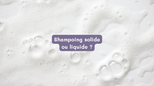 Shampoing solide ou liquide : quel format pour les cheveux texturés de ton mini ?